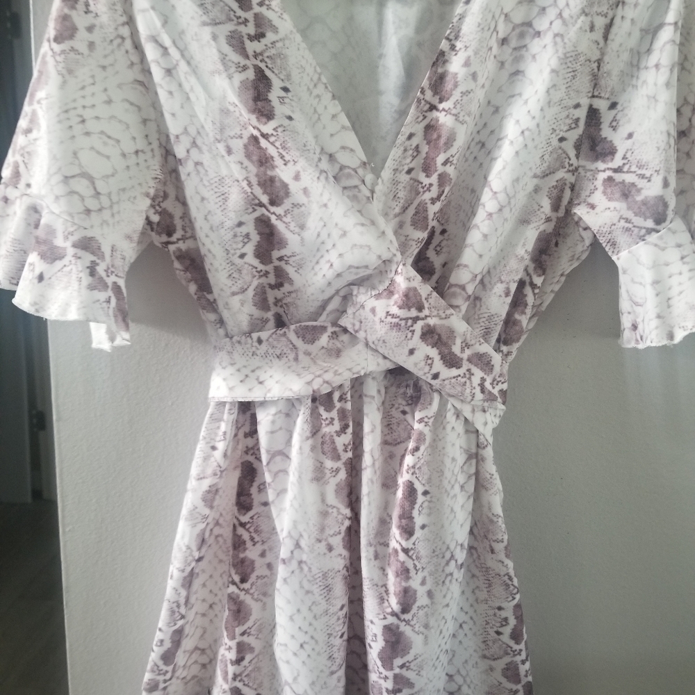 Ladies cream in color  , light purple snakeskin accents. 💗💗